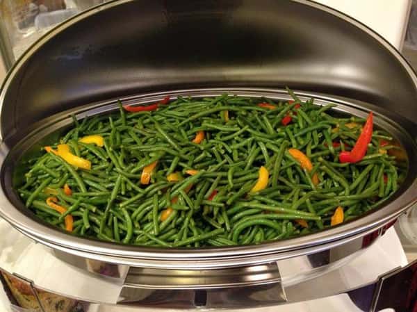buffet container full of green beans