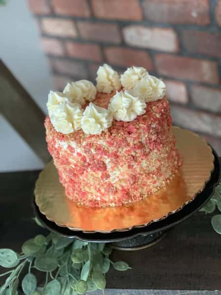 strawberry crunch cake 