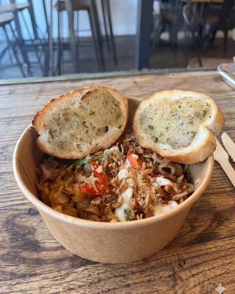Loaded Mac & Cheese is a guest favorite for good reason 🧀 Pick 3 toppings, choose your sauce, and make every bowl your own—plus it comes with 2 slices of garlic bread to round it out. Come see why Loaded Mac & Cheese is one of the most talked-about orders at Larry's Pizzeria + Streetfood Restaurant 😋
#LarrysPizzeria #LoadedMacAndCheese #ComfortFood #StreetFoodFavorites #FoodOnTheNorfolkBroads #LoadedMac #HovetonAndWroxham #PlacesToEatWroxham