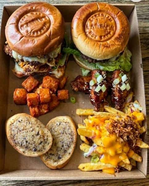 BURGER NIGHT!!! Because, why not?
Try our Combo which includes 2 burgers (our classics - Larrys Burger or Dirty Chick), 2x chicken wings, halloumi chunks, 2x garlic bread slices and Nacho Cheese Loaded fries
#LarrysPizzeria #StreetFood #Combos #BurgerNight #NoWashingUp