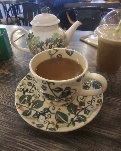 Warm up at Larry's with a nice hot cuppa! If you're sitting in, we serve in Emma Bridgewater china and have a range of cup/saucers or mugs, or we have takeaway cups for those on go.

#YorkshireTea #ProperBrew #WarmUp #WinterWarmers #LarrysPizzeriaHoveton