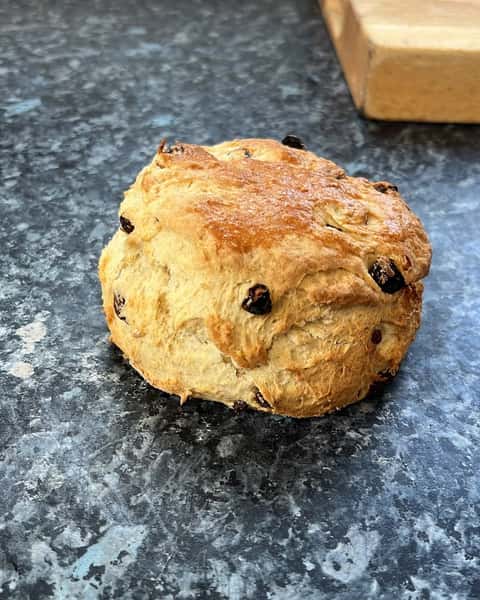 Our Homemade Scones ✨ A bestselling favourite, are still on offer throughout October.
Buy 1 get 1 Half Price: fruit with clotted cream and jam, or cheese with chutney.
Fresh, satisfying, and full of charm in every bite! 😍 #LarrysPizzeria #HomemadeScone #BestsellingFavourite #CheeseScone #FruitScone