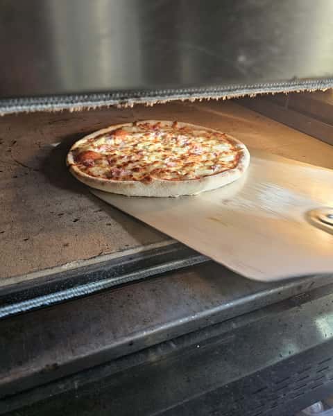 Ham & Pineapple Pizza: Love it or Hate it. 🍕 Sweet pineapple and savory ham come together on a handcrafted pizza that always gets people talking. If you're into that perfect mix of bold and comforting, Ham & Pineapple Pizza is calling your name.
#LarrysPizzeria #HamAndPineapplePizza #PizzaLovers #LarrysPizzeriaHoveton #FoodOnTheNorfolkBroads #HovetonAndWroxham