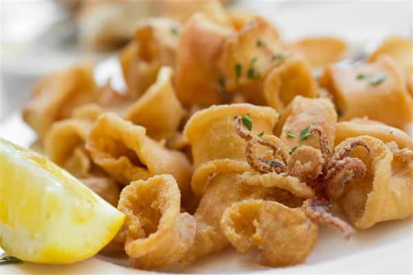 fried calamari with a lemon wedge