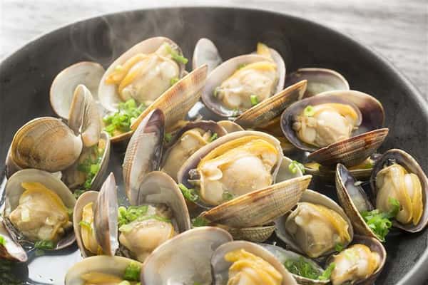steamed clams in a pot