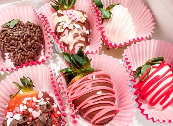 Valentine 12 piece Chocolate Dipped Strawberry Box