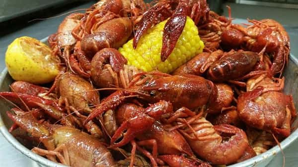 Crawfish broiled with corn on th ecob