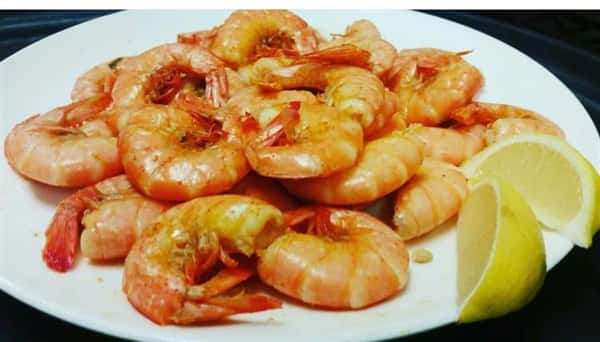 A plate of unpeeled shrimp
