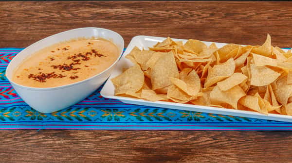 2 LB Queso sauce & Chips