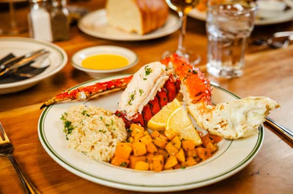 This is what dreams are made of at Market Street Grill ✨
#crabfest #marketstreetgrill #kingcrab #lobster #oysterbar