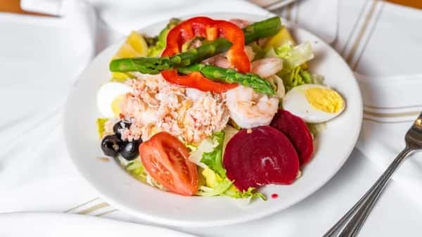 Fresh, vibrant, and bursting with flavor - that's our Market Street Louie for you! 🥗🥑 Packed with a colorful medley of mixed greens, tomato, egg, asparagus, avocado, red bell pepper, olives, beets and capers. The choice of dressing is the cherry on top! This dish is not just a feast for the eyes but also loved by taste buds across our dining tables. Come see why Market Street Louie is stealing the spotlight at Market Street Grill & Oyster Bar! #MarketStreetLouie #FlavorBurst #HealthyDelight