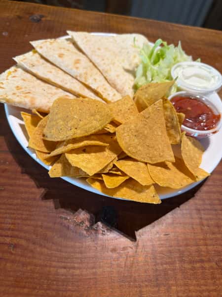 Quesadilla w/ Chips & Salsa