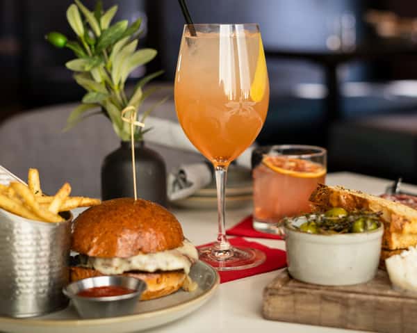 burger & cocktail