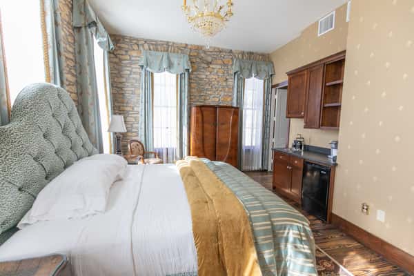 Gallery P.A. Smith Hotel Luxury Hotel in Navasota, TX