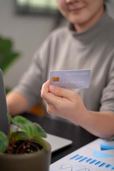 Person holding a credit card