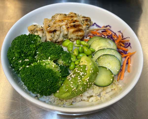 Get your tastebuds ready for a flavor explosion! 🍲💥 Our new Honey Orange Ginger Chicken Bowl is here to shake up your lunch routine. Grilled garlic herb chicken meets fluffy white rice, avocado, edamame, and steamed broccoli. Add in cucumber and our unique carrot-red cabbage slaw with rice wine vinegar, toasted sesame seeds and crispy wonton strips for a crunch like no other. The finale? A drizzle of our delectable honey orange ginger soy glaze. Warning: may cause instant cravings! (Allergens: soy, sesame, wheat) Come try it today at Wake Me Up Farms. #HoneyOrangeGingerChickenBowl #EatAtWakeMeUpFarms 🍯🍊🐔