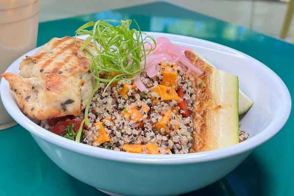 New at Wake Me Up Farms: Mediterranean Chicken Bowl is bringing big flavor and fresh energy to your day 🌿 Grilled garlic herb chicken tops quinoa, garbanzo beans, kale, Kalamata olives, roasted sweet potato, grilled zucchini, cherry tomatoes, pickled onion, and house made tzatziki for a vibrant bowl you'll want to dig into right away. Contains dairy. 🥗

#WakeMeUpFarms #MediterraneanChickenBowl #NewDish