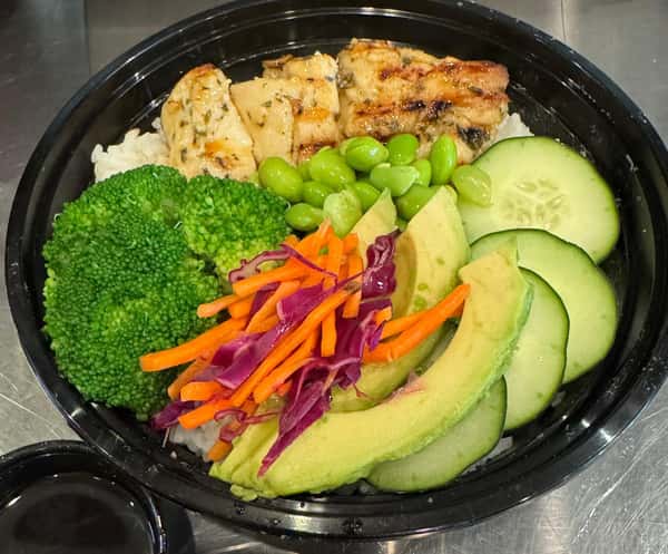 Customer favorite for a reason: Honey Orange Ginger Chicken Bowl brings big flavor in every bite 🔥 Grilled garlic herb chicken over fluffy white rice with avocado, edamame, steamed broccoli, cucumber, and carrot-red cabbage slaw, finished with rice wine vinegar, toasted sesame, crispy wonton strips, and that craveable honey orange ginger soy glaze. 🥢 #WakeMeUpFarms #HoneyOrangeGingerChickenBowl #CustomerFavorite #FreshFlavor