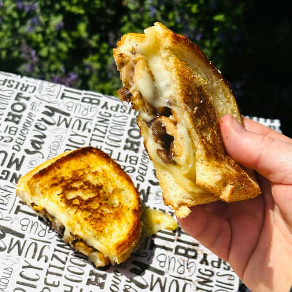 MUSHROOM SWISS GRILLED CHEESE (V)