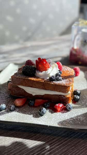 FRAISE & CRÈME BRIOCHE TOAST (new)