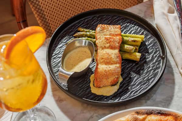 Sustainably Sourced Salmone Agli Asparagi