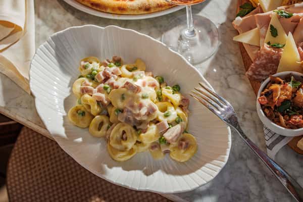 TORTELLINI PANNA PROSCIUTTO E PISELLI