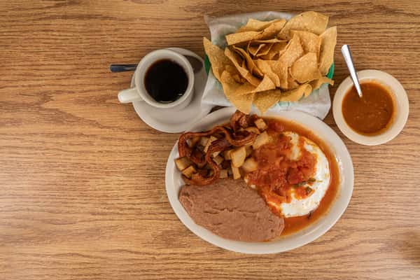 No.4) 2 Huevos en Salsa Verde Con Frijoles, Papas Y Tocino