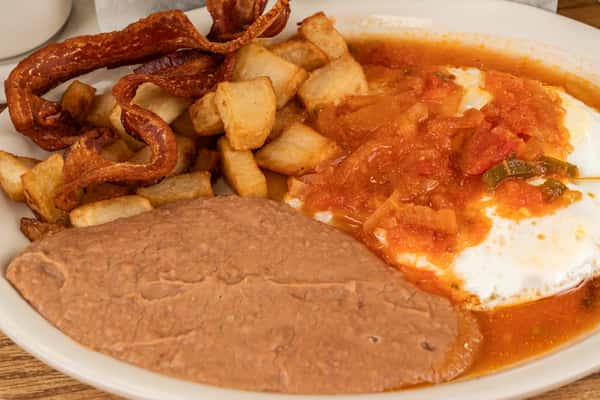 No.2) 1 Chuleta, 2 Huevos, Papas, Frijoles, Rebanadas De Tomate Y Cebolla