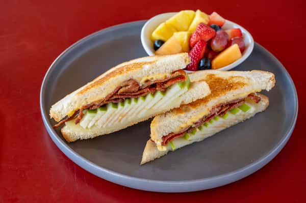 At Hobee's Restaurant, Grown-Up Grilled Cheese takes comfort food to the next level 🧀 Crisp thinly-sliced green apples, applewood smoked bacon, and melty Jack and Gouda cheese come together on award-winning sourdough bread for a craveable, nostalgic lunch. 😋 #HobeesRestaurant #GrilledCheese #ComfortFood #Sourdough