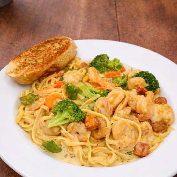 Shrimp pasta with broccoli, served with garlic bread