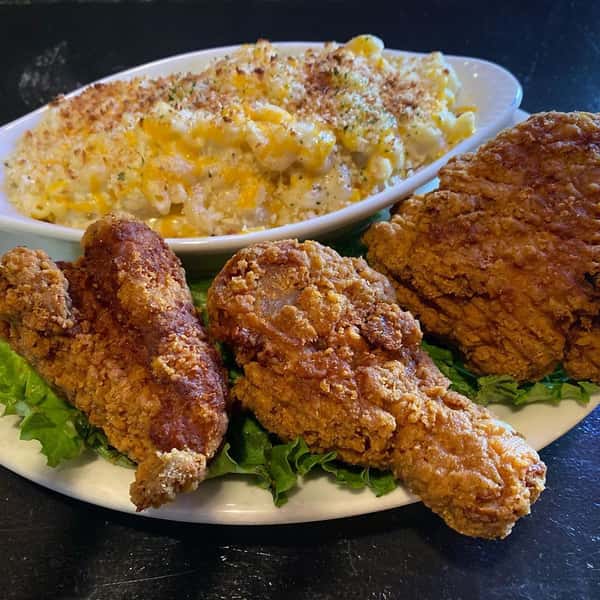 Fried chicken with a side of macaroni and cheese