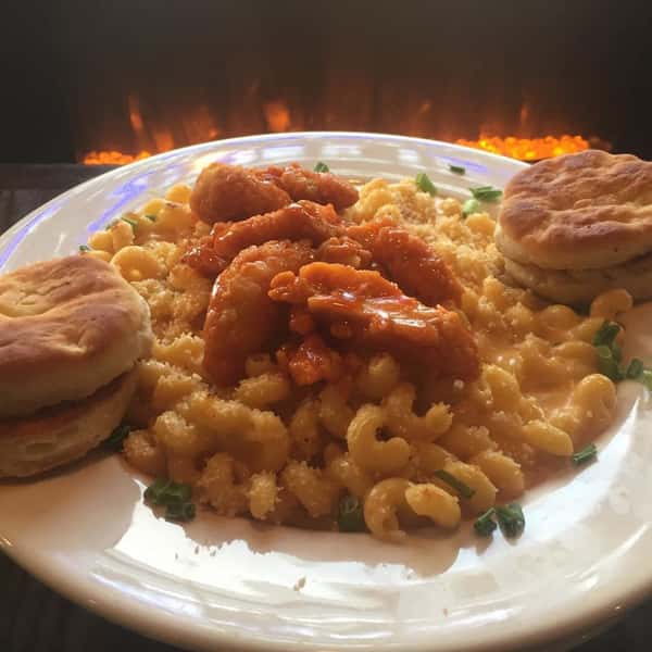 Macaroni and cheese topped with chicken