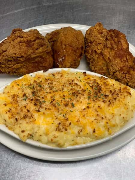 Fried chicken with a side of macaroni and cheese