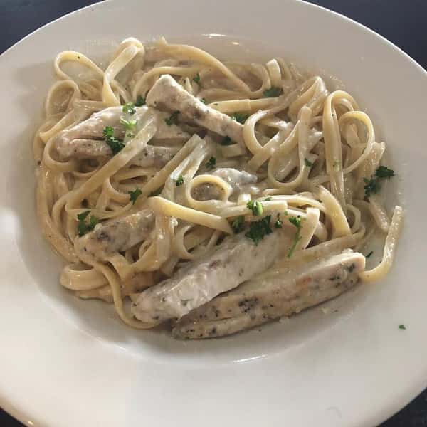 Linguine alfredo topped with chicken