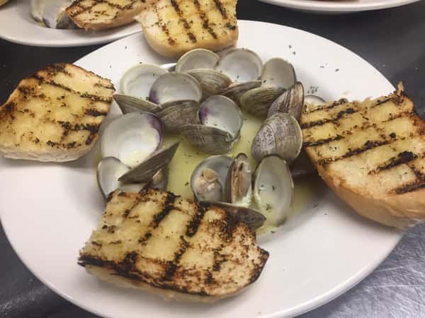 Clams in garlic and oil with a side of garlic bread