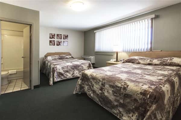 Room with two beds, lamp, bathroom