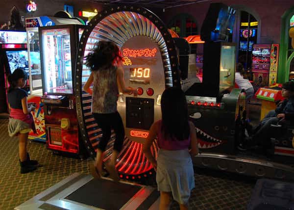 kids playing the jumpin jackpot game