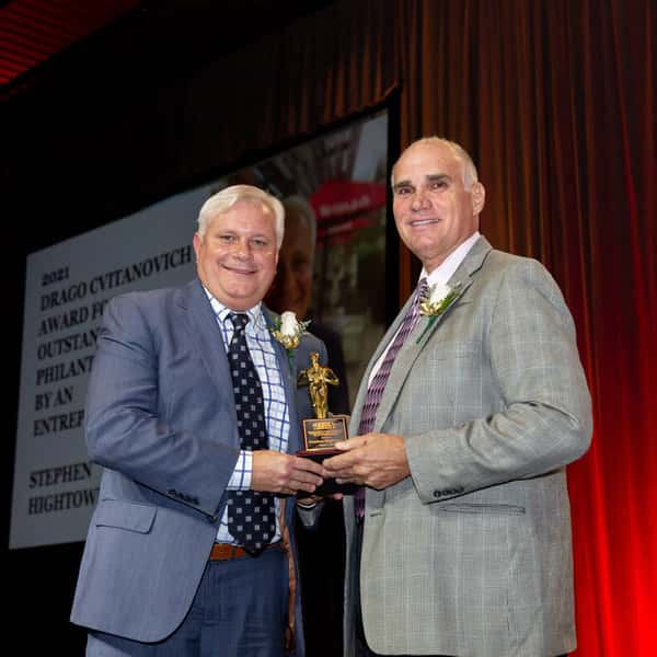 Restaurant leaders accepting award