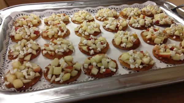 fig, apple, goat cheese crackers