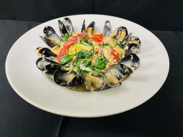 Salmon Bites & Mussels Florentine