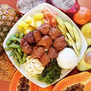 Crispy teriyaki beef or kalbi-style steak bites served on a Hawaiian plate with steamed rice, creamy macaroni salad, seaweed salad, avocado, edamame, pineapple, and pickled ginger – tropical fusion comfort food.
