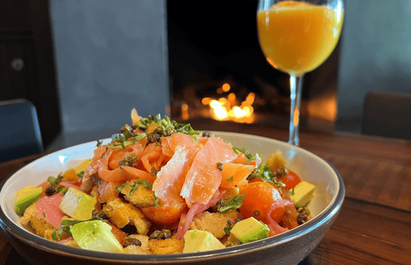 Mixed salad meal with adrink on the side