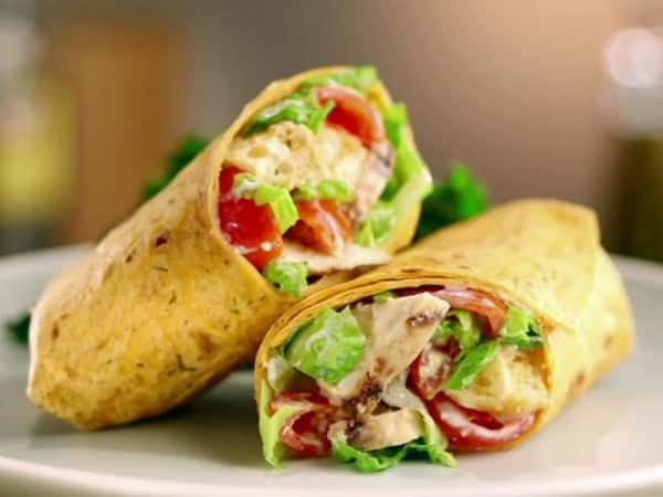 grilled chicken wrap with tomatoes and lettuce