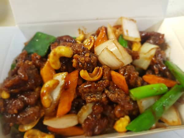 436. Beef with Yellow Bean Sauce with Chestnut Lunchbox 醬爆腰果牛盒飯