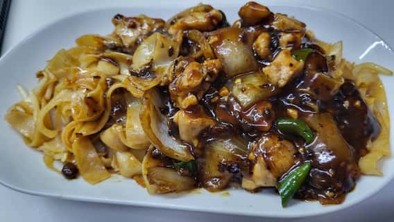85. Black Bean Sauce with Meat on top of Ho Fun 豉椒河粉
