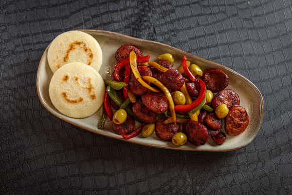 Chorizo Salteado Con Arepa