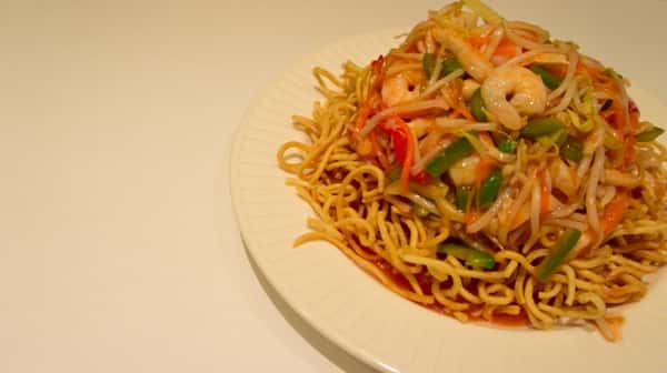 seafood lo mein with shrimp, noodles, carrots, onions, peppers, and scallions