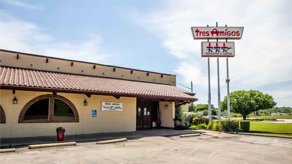 Tres Amigos Exterior
