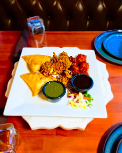Combo Veggie Platter( 2 Piece Samosa, Pakora And Cauliflower)