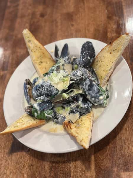 Creamy Blue Cheese Spinach Mussels